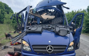 Зеленский отреагировал на варварский удар РФ по автобусу в Сумской области